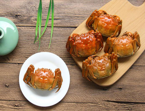 大闸蟹以其肥美的蟹肉和独特的风味而闻名